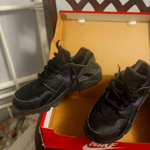 Nike Black Huarache Sz 7Y